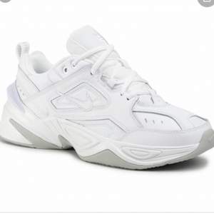 Super fina vita sneakers från Nike i modellen M2K Tekno. Köpta i höstas men sällan använda då i princip nyskick. Frakt stämmer inte överens. Självklart nytvättade innan de postas.