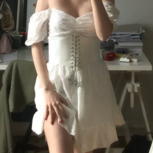 Vit korsett  - Säljer eftersom den är inte min stil längre. Har en till sån fast i svart