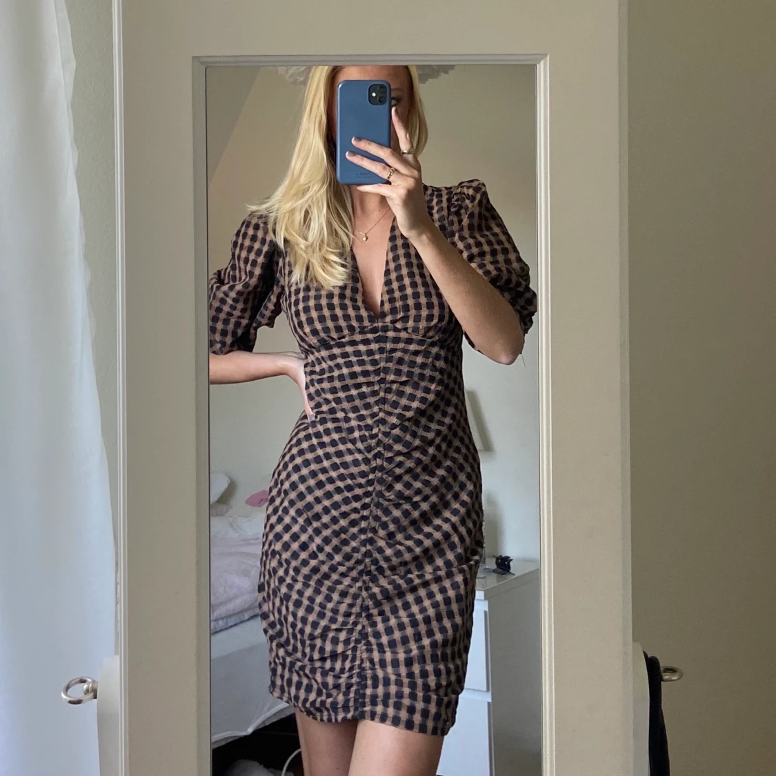 V-ringad rutig kortklänning