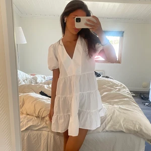 Klänning 🤍💐 - Världens sötaste klänning! Slutsåld från Zara. Endast använd en gång förra sommaren så i toppskick! 💞 300 kr + frakt på 66 kr. ‼️ missförstånd med budgivningen så buda privat ‼️ HÖGSTA BUD: 360 kr 