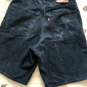 Hyfsat baggy Levi’s shorts köpta på beyond retro förra sommaren. Har tyvärr 5 super små hål i bakfickan på grund av nycklar. Hålen är för små för att något ska kunna ramla ut och är inte så synliga på distans.