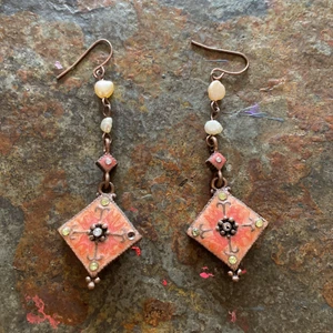 Örhängen - Jättegulliga korallfärgade örhängen. Det ena saknar en liten sten men inget man riktigt lägger märke till.