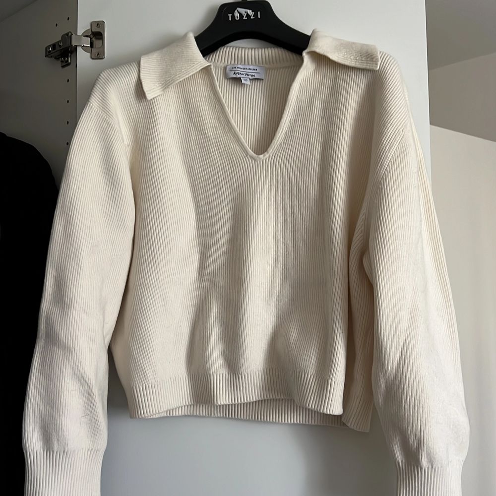 Skitfin vit tröja från otherstories i strl xs men passar även S. Inte riktigt min stil längre så därför jag säljer den ☺️ inga defekter och ser i princip ny ut ❤️. Tröjor & Koftor.