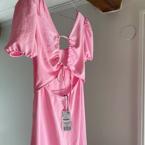 Söt klänning  - Rosa söt klänning från Stradivarius! Aldrig använd och köpt här från plick med prislappen kvar💗💗  Köparen står för frakten💓