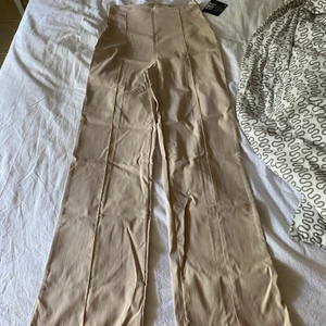 Kostymbyxor s - Säljer ett par kostymbyxor i rosa/beige i storlek S, aldrig använda då dom är förstora lappen sitter kvar.