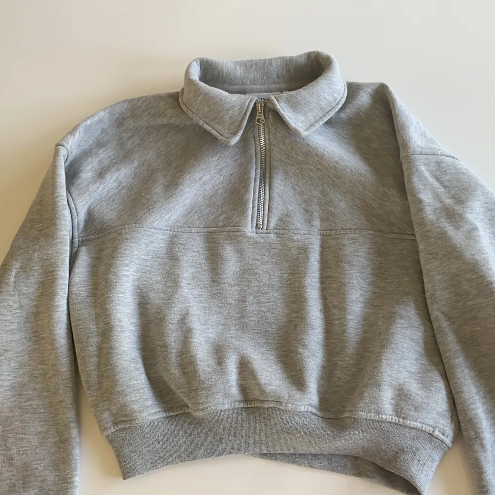 Grå sweatshirt från Weekday, fint skick utan skador. Köpt från ASOS om jag minns rätt. . Tröjor & Koftor.