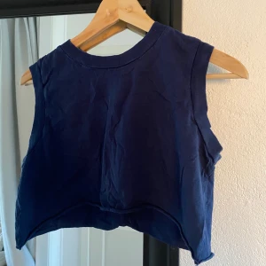 Mörkblå second hand topp  - Köpt second hand för flera år sedan, snygg mörkblå färg 