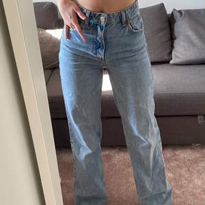 Perfekta jeans köpta från Zara för ett år sedan. Sitter fint i formen och är långa i benen. Använt mycket, inga mer slitage förutom längst ner vid fötterna. Säljer dom pga inte min stil längre🌸