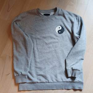 En grå sweatshirt från lager 157, använd fåtal gånger💗. Skickas inte fören du har betalat, frakt kostar 49 kronor och är spårbart.💕