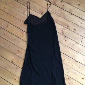 Svart underklänning spagetti-straps  - Transparent. Kan bäras som underklänning 