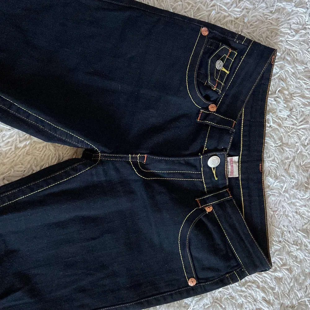 INTRESSEKOLL‼️ Ett par svarta skinny jeans i märket true religion. Storlek 28. Inget täcken på användning.. Jeans & Byxor.