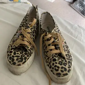 Ett par skor från Superga, i leopard mönster!🐆 Superfina och bra pris! Lite smutsiga, men kan tvättas!Kontakta vid intresse!🧡