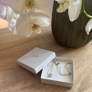 Halsband från Syster P - Använt sparsamt. Originalask medföljer. Hör av dig för fler bilder eller vid frågor ☺️