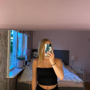 Svart satinlinne - Svart satinlinne ifrån Newyorker i storlek M                                  Hör av dig om du har någon fråga 🖤