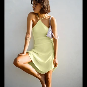 Zara klänning - gullig klänning från zara. perfekt nu till sommaren. aldrig använd