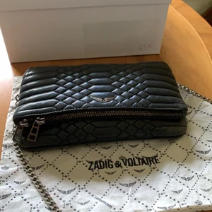 Zadig Voltaire väska - Modellen heter Rock Matelasse och den är jättefin verkligen!💕 förhandlingsbart pris! Använde mycket förut så tänkte sälja den nu istället. Begagnat skick men har fortfarande mycket att ge. Observera att originalbandet ej ingår då jag bytt ut det.