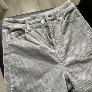 Manchester byxor  - Jättesnygga gråa Manchester byxor från hm i strl 34! Använda 2 gånger så i jättebra skick. Är momjeans modell. 😊 99kr inkl spårbar frakt 