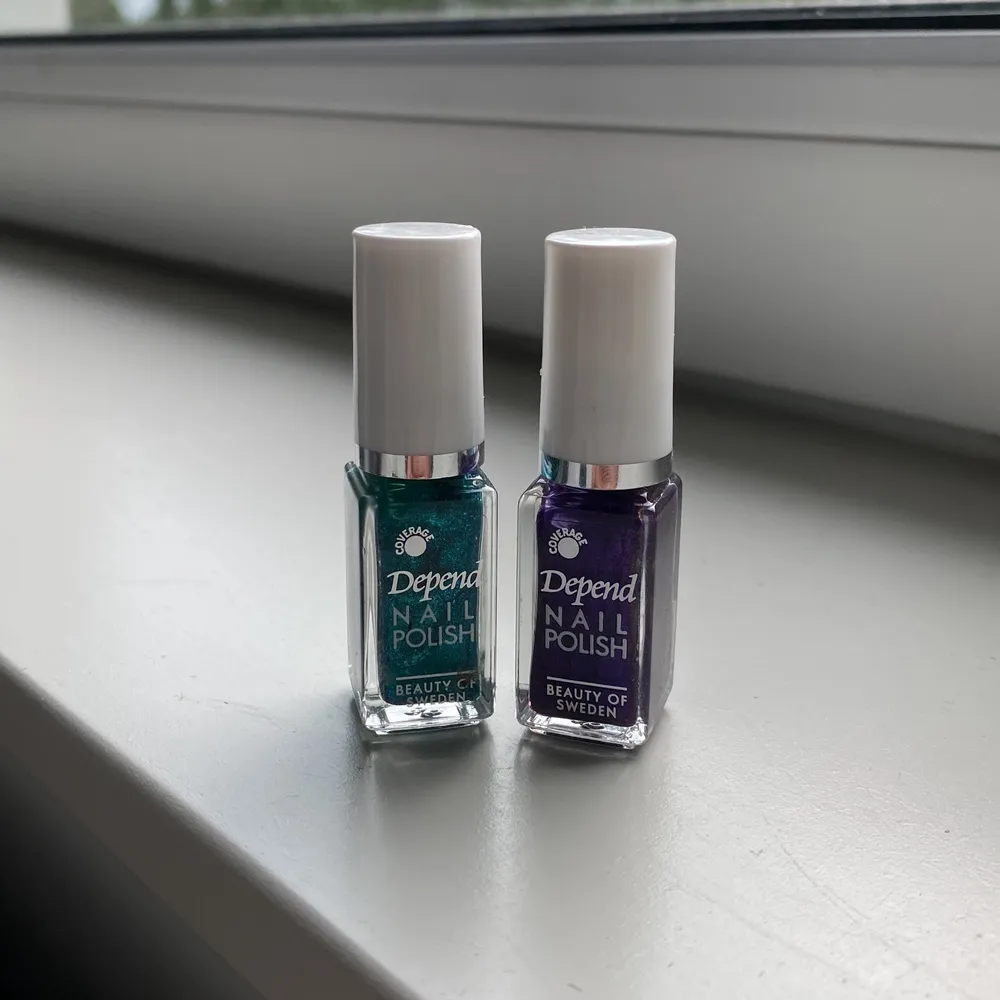 Oanvända glittriga nagellack från Depend i grönt och lila. 3kr/st. Övrigt.