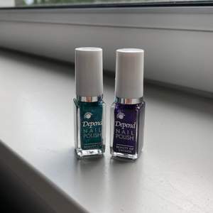 Oanvända glittriga nagellack från Depend i grönt och lila. 3kr/st
