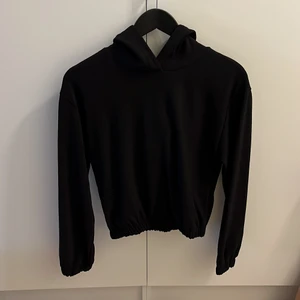 Svart hoodie zara - Svart oanvänd hoodie från ZARA i skönt material