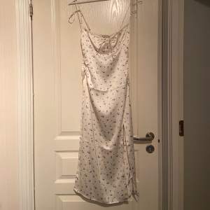 Säljer denna otroligt fina klänning från Sanna jörviks kollektion för NA-KD💙 Klänningen är helt oanvänd med prislappen kvar.  Obs Det tillkommer 50kr i frakt 