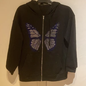 Kofta - En svart kofta med fjärils tryck, råka köpa två exakt likadana så denna är onödig o ha kvar känner jag. Aldrig använd för har redan en annan exakt likadan