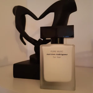Pure musc for her- parfym 30ml - Använd 2 gånger så den är inprencip som ny. Säljer då jaf har för många parfymer🌸💗