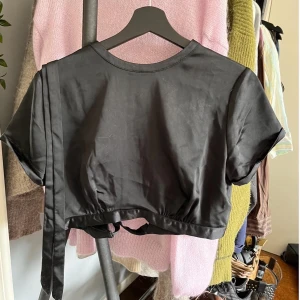 Sidentopp  - Fin topp från BikBok strl M, i ett sidenaktigt material. Ena bandet har lossnat lite men är lätt att sy fast, därav 150kr