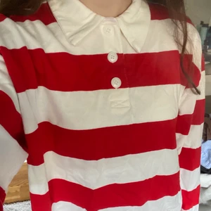 Randig tröja från monki - Säljer min jättefina röd och vit randiga tröja från monki💓 den är även helt oanvänd💓