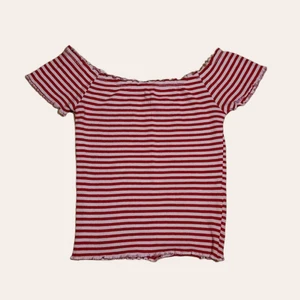 randig tröja från gina tricot 🎸 - röd/vit randig tröja från gina tricot 🎸 - storlek xs (stretchig)  går att använda som både off- eller on shoulder beroende på hur du vill ha den. priset går att diskutera, så kom med egna förslag 😇 om fler skulle varaintresserade så blir det budgivning!