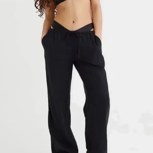 Linnebyxor  - Säljer linnebycorna från H&M för att dem är för stora! Är använd 1 gång, skicka privat för fler bildepå byxorna! 💗💗  Säljer billigt för jag rensar garderoben! 