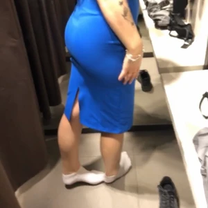 Zara klänning! - Världens finaste klänning ifrån zara, lappen är fortfarande kvar på klänningen då jag aldrig har använt den, sitter så fint och den är köpt i maj. Skriv privat för frågor eller fler bilder. Möts upp i centrala Uppsala eller så står köparen för frakten!!❤️