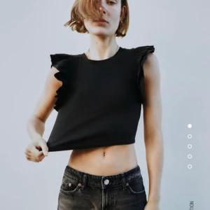 Fin Zara tröja! - Snygg trendig Zara volange tröja, säljer pga att det inte riktigt passar mig. Aldrig använd