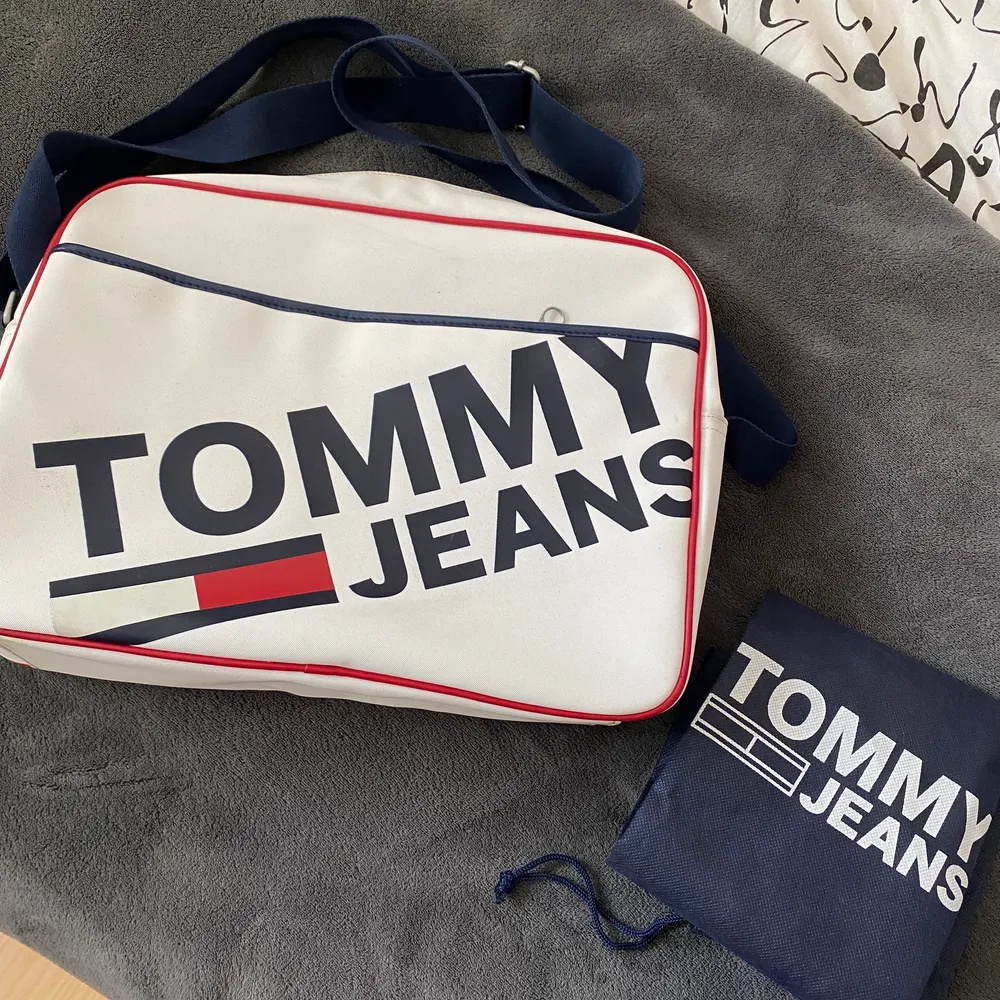 En brevväska från Tommy hilfiger i topp skick. Knappt använd och köpt i butik i London. Kommer tillsammans med en dustbag. Går att hämta eller postar.. Väskor.