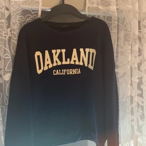 en fin sweetshirt  - En super fin mörkblå sweetshirt där det står Oakland. Lite prickig men ingen som syns på långt håll. 
