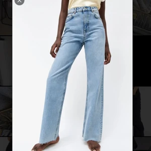 Jeans från zara - Raka blåa jeans från zara i strl 40 men små så skulle säga att dem passar 38😍