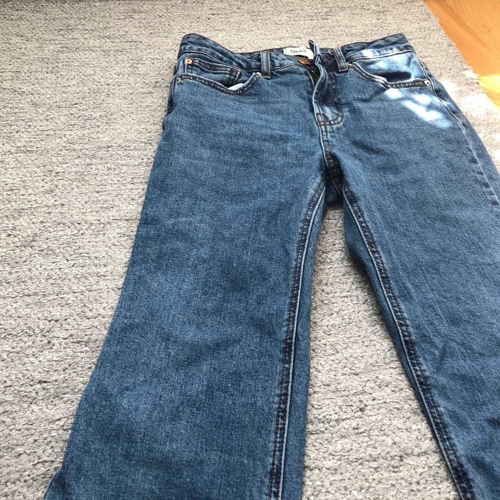 Ett par blåa jeans. Jeans & Byxor.