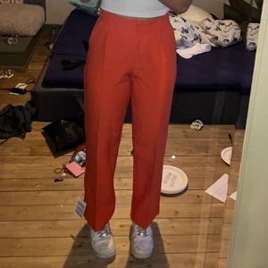 kostymbyxor  - Oranga kostymbyxor, använda 1 gång. Köparen står för eventuell frakt. 🌸