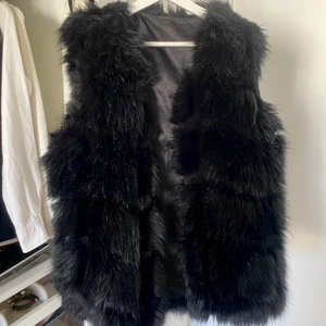 Svart Pälsväst - Svart pälsväst (fakepäls/imitation), Bra skick, Sparsamt använd