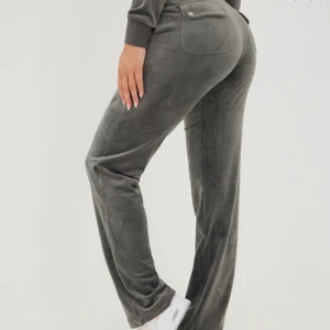 Juicy couture byxor  - Intressekoll på mina fina juicy byxor som är slutsålda över allt i alla storlekar på alla hemsidor! Skriv till mig så får ni bilder på hur dom sitter osv😍 Som i nyskick!! Köpte dom för 1100 på juicy couture, börja buda från 990 kr💕