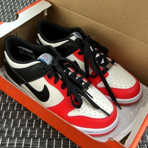 Nike Dunk Low EMB NBA 75th Anniversary - Aldrig använt. Splitter nya. Inte creasade. Köpte de på footlocker för 1250 kr på junior sidan. Strl 39. Finns inte kvar att köpa på footlocker. 