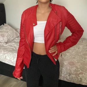 Röd skinnjacka  - Röd skinnjacka från chiquelle i storlek 40. Köper man både den och den svarta skinnjackan jag säljer får man dom för 450kr tillsammans. Köpte dom för 600kr styck 