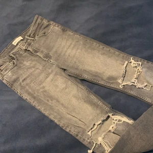 Zara jeans - Snygga zara jeans. Storlek 38 sitter som en 36. Skriv innan ni köper dem. Då köp knappen inte fungerar för mig