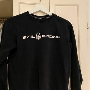 Säljer åt min bror!!💗  En sail racing tröja från kidsbrandstore i storlek 150. Säljes för 150 (köpare står för frakt)