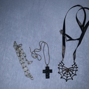 halsband - 3 halsband, ett till vänster kostar 30kr, det mittersta kostar 60kr och ett till höger kostar 30kr, alla 3 kostar 100kr.