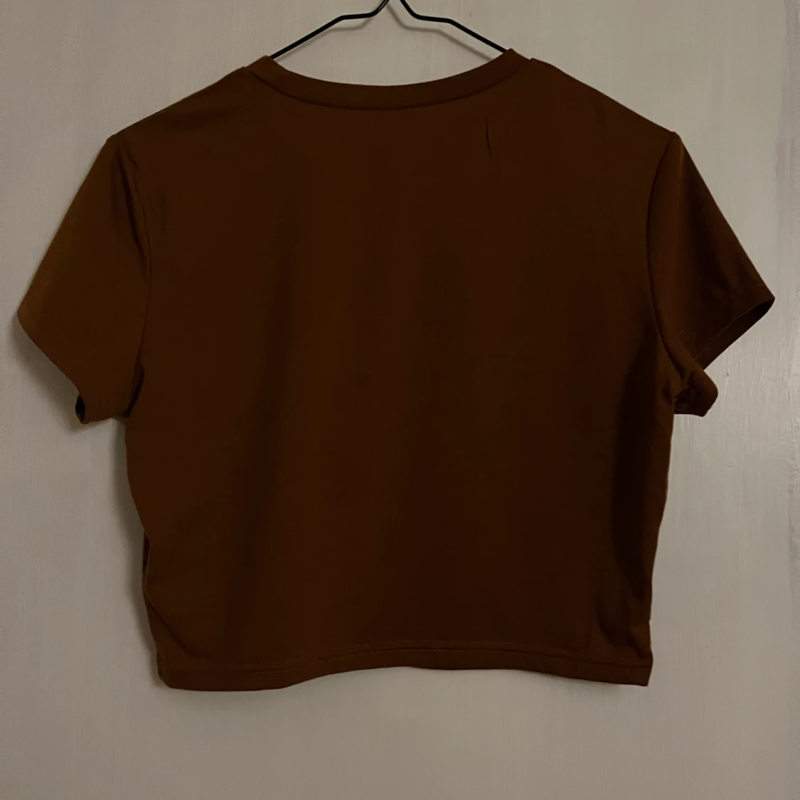 Fin brun tröja med vit tryck. - 91