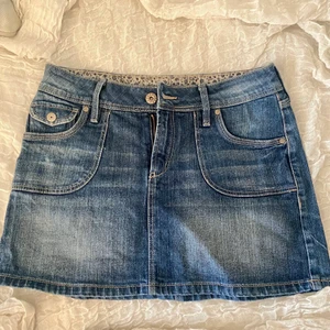 Fin jeanskjol - Passar någon runt 170 och storlek 36-38. Fint skick. Säljer pga den inte sitter riktigt som jag önska. Möts upp och fraktar för 51 kr💕