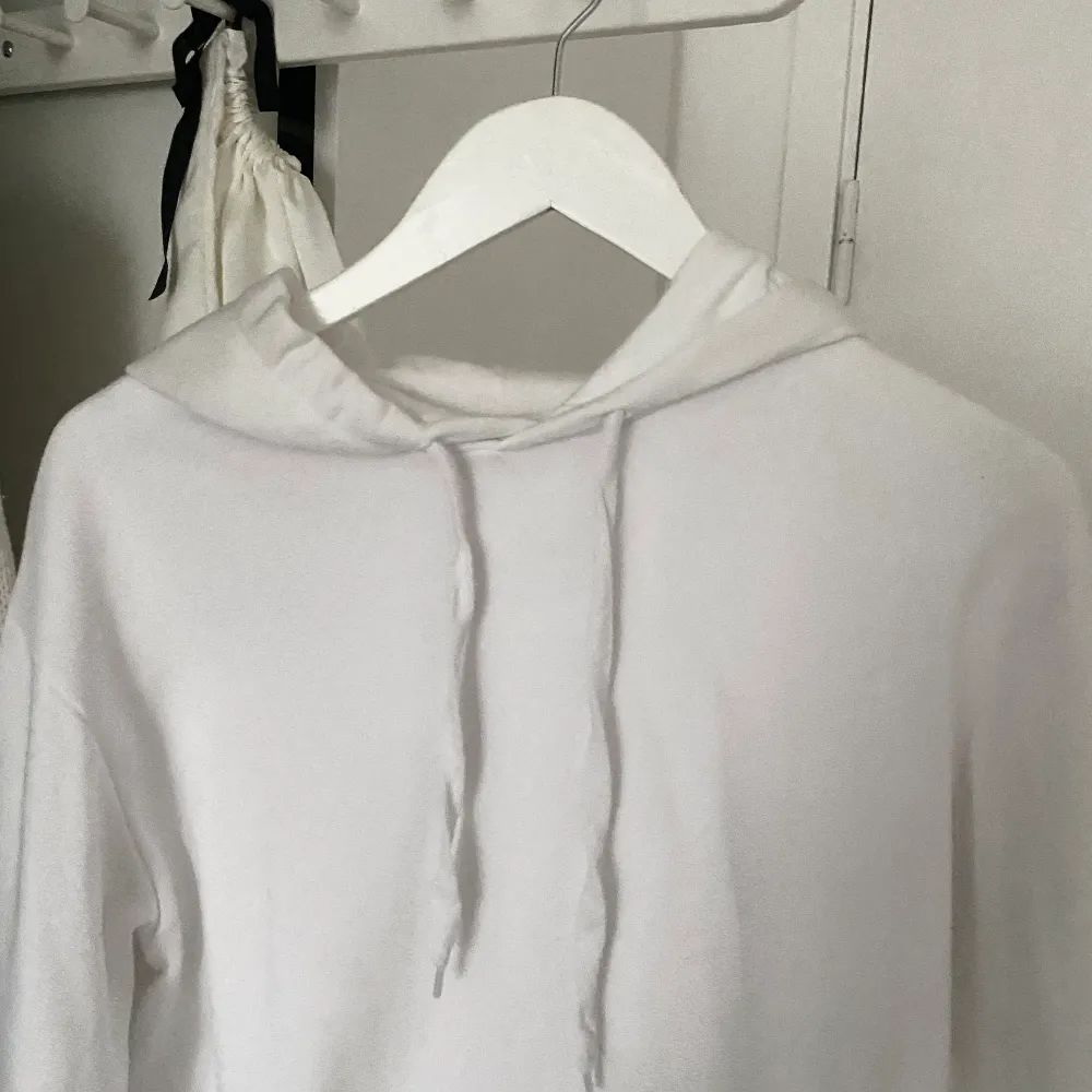 Vit hoodie från Cubus, strl XS, säljer pga lite stor för mig, så använd 1 gång, nyskick. Tröjor & Koftor.