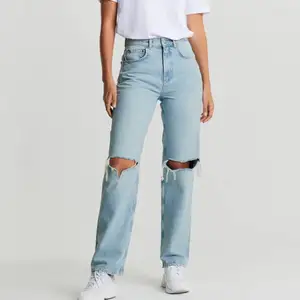 Säljer ett par jeans från Gina tricot i modellen 90’s. Fint skick, skriv vid frågor eller fler bilder på jeansen.