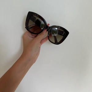 Gucci solglasögon  - Säljer mina Gucci solglasögon i brun färg (modell GG 0327S 002). Beställda för ca 1 1/2 år sedan, finns 2 olika fodral som tillkommer + oanvänd tvättduk. Uppskavd vid ena sidan då min valp fick tag i dom.. men inget som syns när du har dom på dig! Köpt för 2500kr